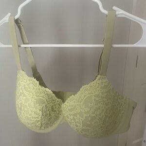 SKIMS Lace Underwire Bra in Soft Green